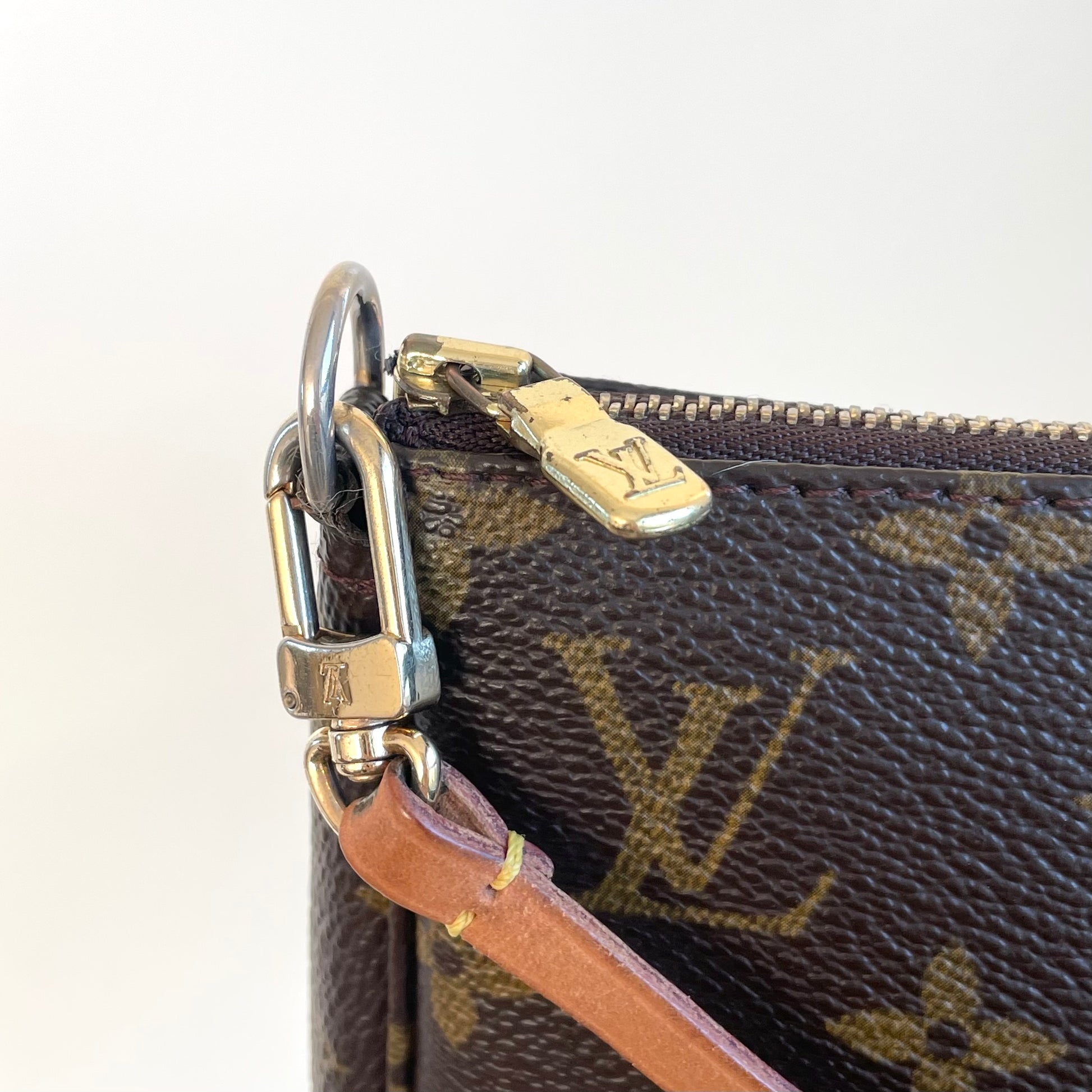 LOUIS VUITTON Pochette Accessoires Monogram – Finer Things Luxury Vintage