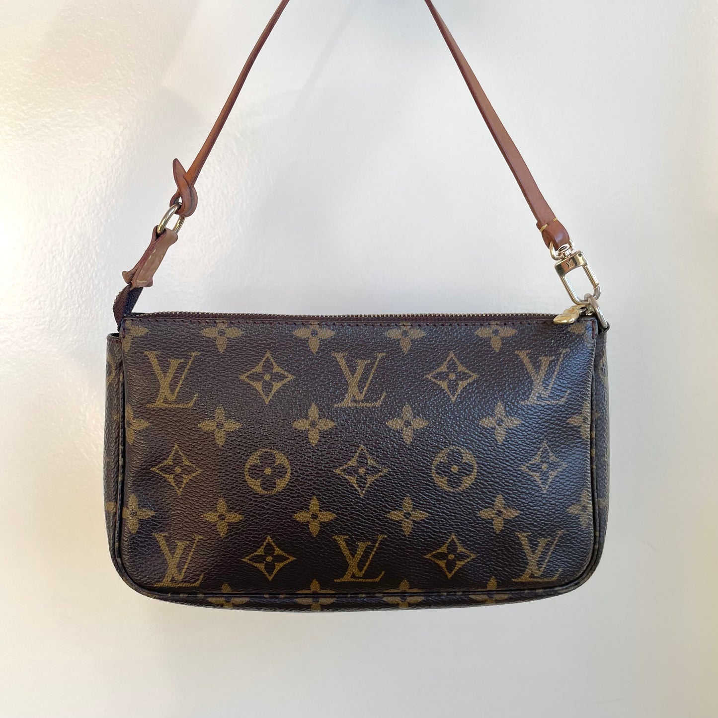 ✨Gently used classic monogram pochette. In great condition, minor