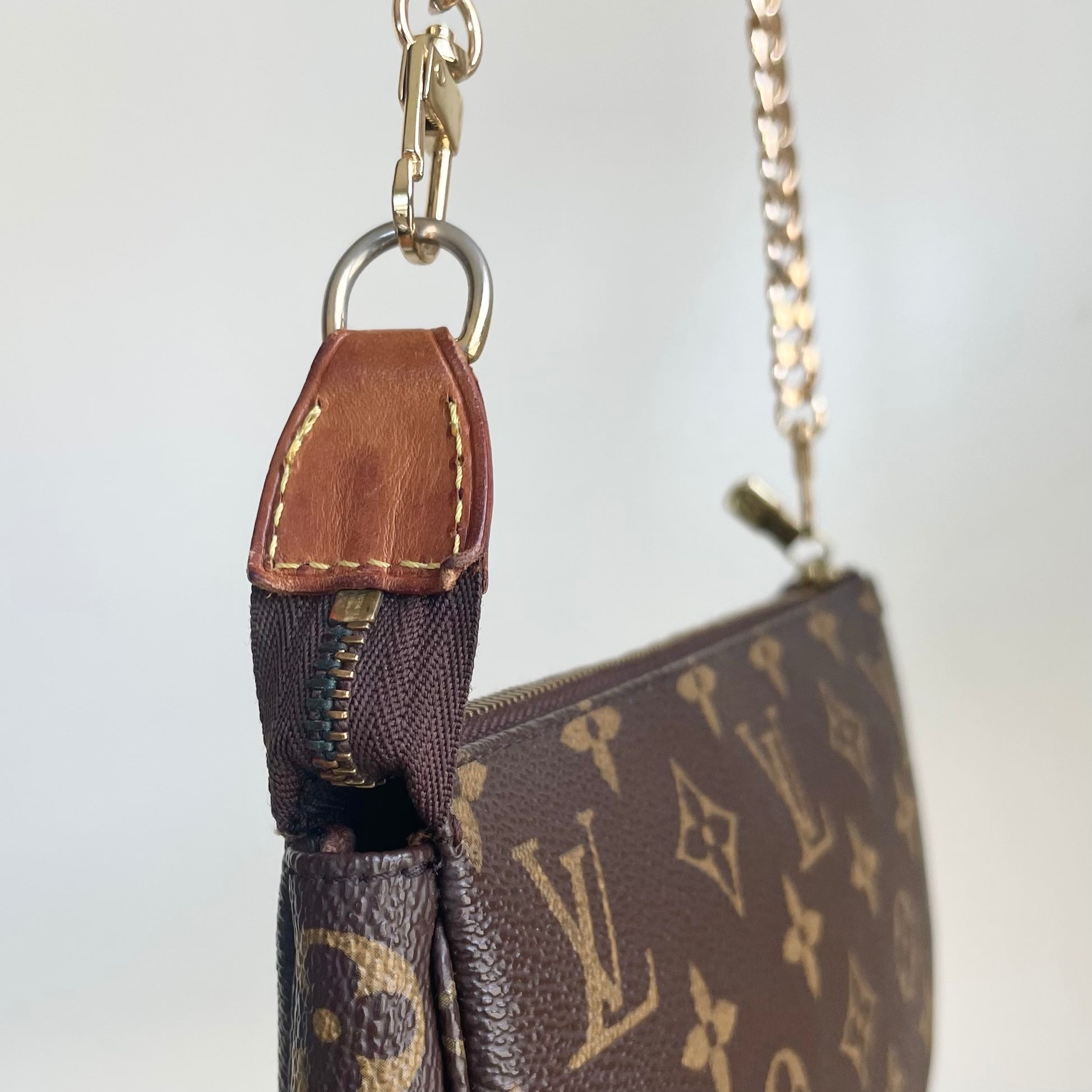 LOUIS VUITTON Pochette Accessoires Monogram with Chain – Finer Things  Luxury Vintage