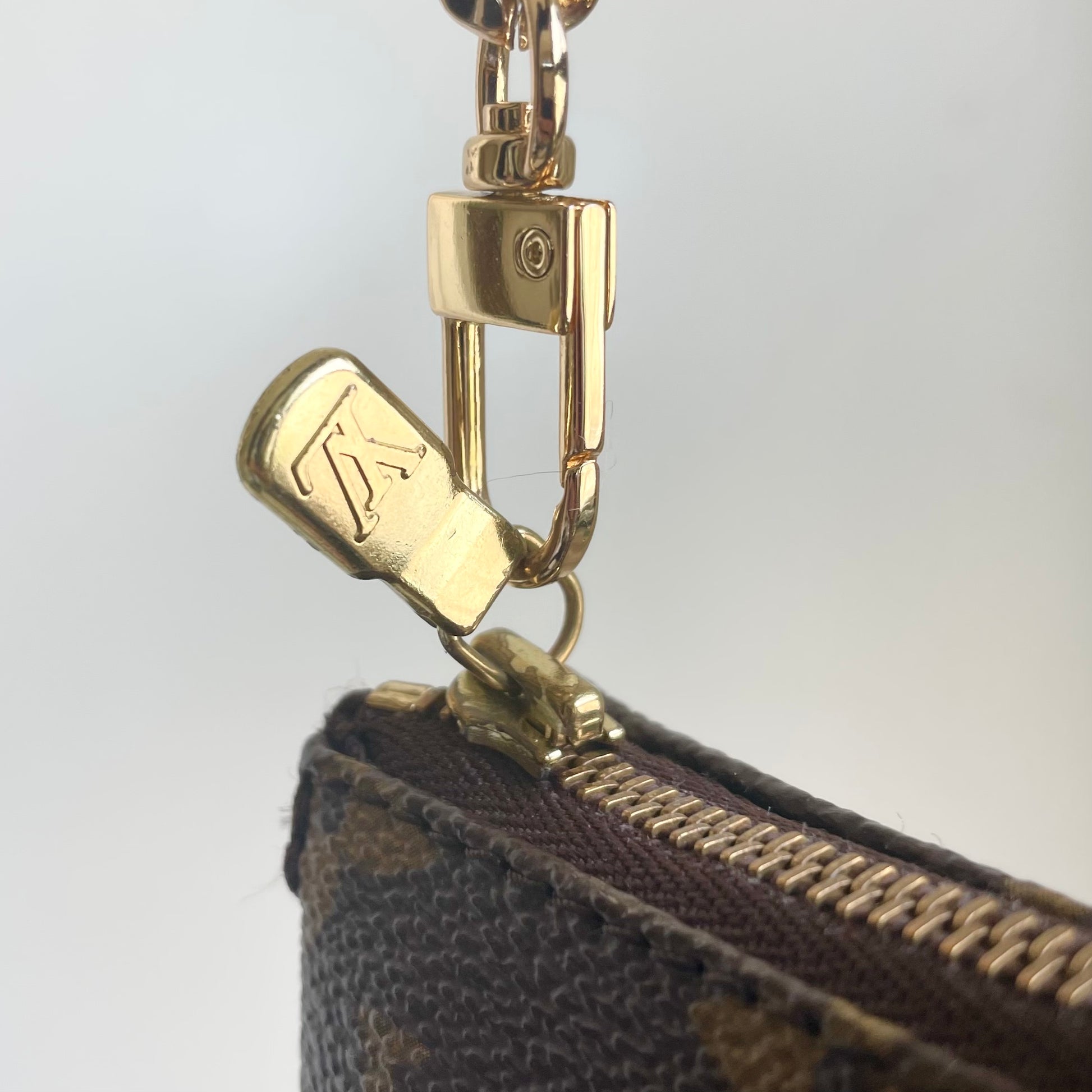 LOUIS VUITTON Pochette Accessoires Monogram with Chain – Finer Things  Luxury Vintage