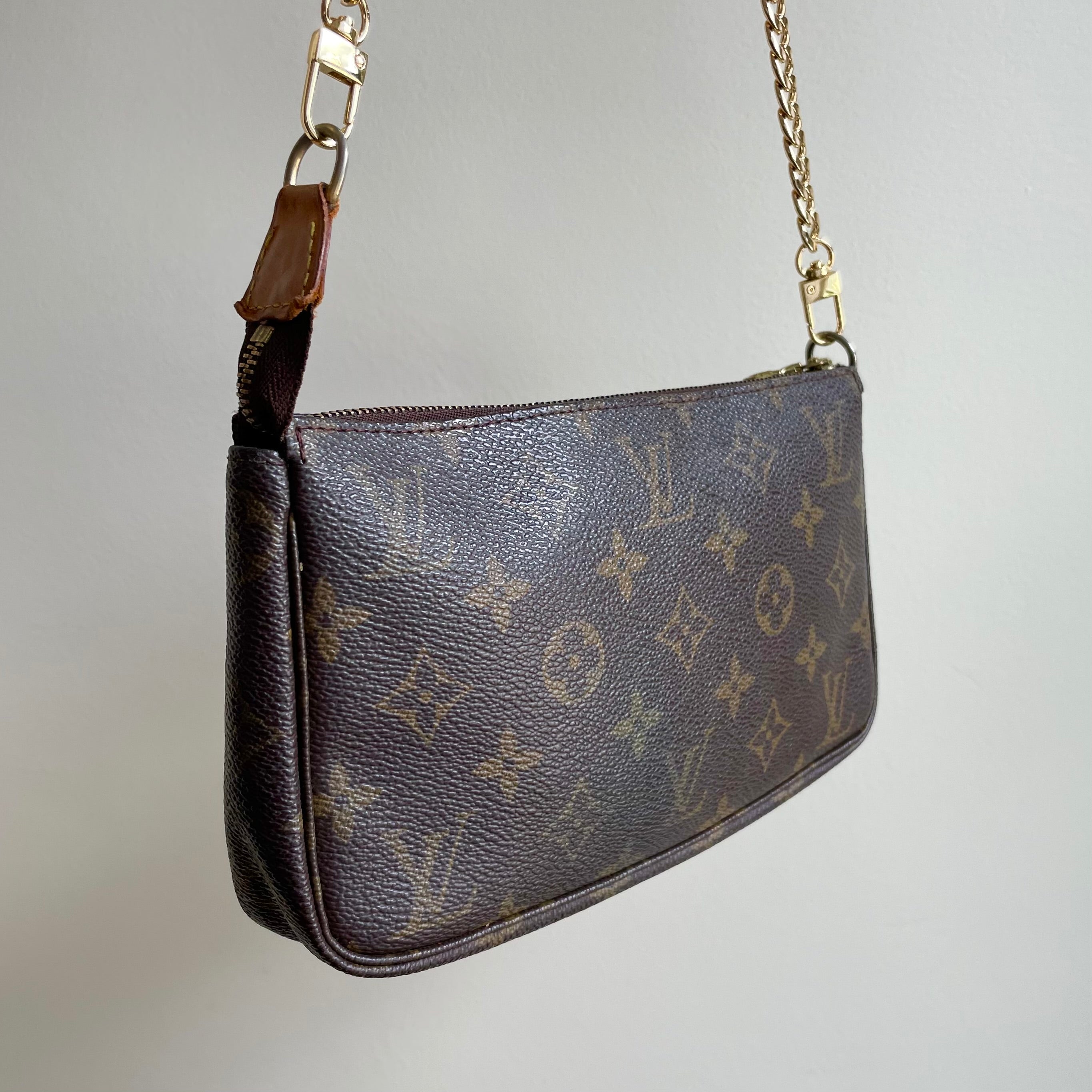 LOUIS VUITTON Pochette Accessoires Monogram with Chain – Finer