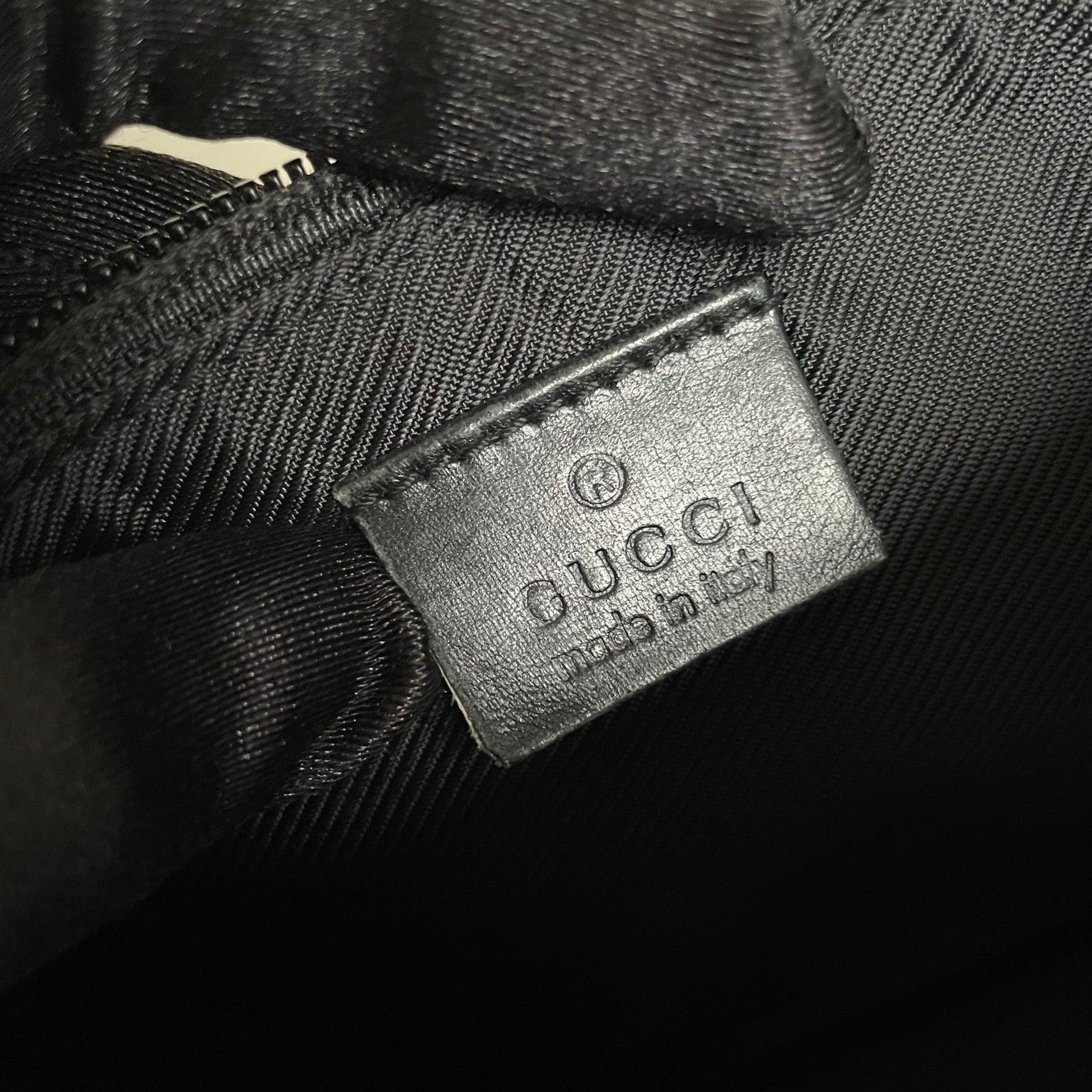 Auth Gucci Boat Pochette  Gucci pochette, Gucci bag, Vintage gucci